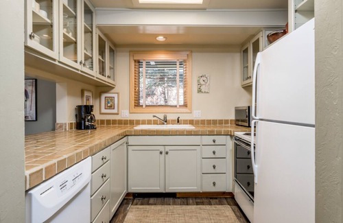 Ketchum Condo | Summer Stays Available! Charming Condo with Hot Tub Access, Walking Distance to Chairlift