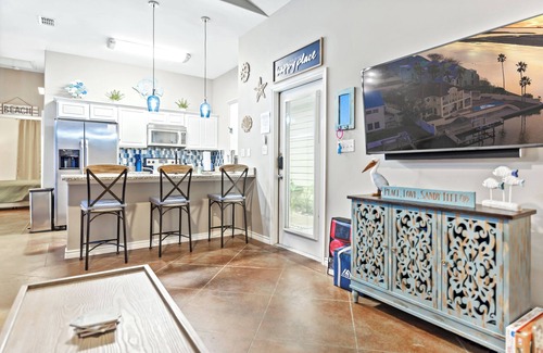 Corpus Christi Condo | Summer Time! 2KINGBed2Bath, sleeps 6. Pet friendly. Pool. Gas fire pit.
