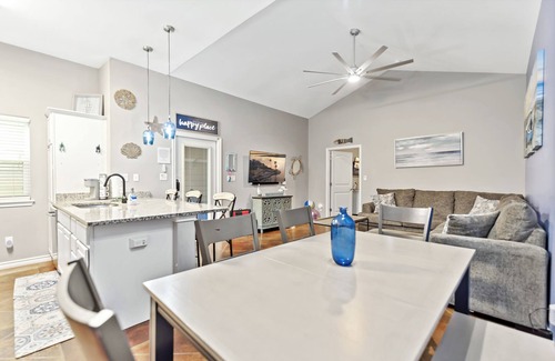 Corpus Christi Condo | Summer Time! 2KINGBed2Bath, sleeps 6. Pet friendly. Pool. Gas fire pit.