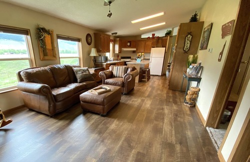 Livingston House | Summer & Winter Paradise, Stunning Mountain Views & Close To Yellowstone Park!