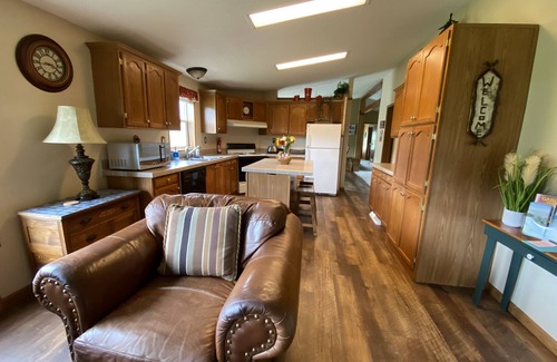 Livingston House | Summer & Winter Paradise, Stunning Mountain Views & Close To Yellowstone Park!