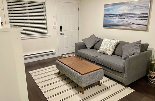 Surrey House | Summerfield Retreat! Suite Near Golf, Beach, US Border, Shopping, and More!