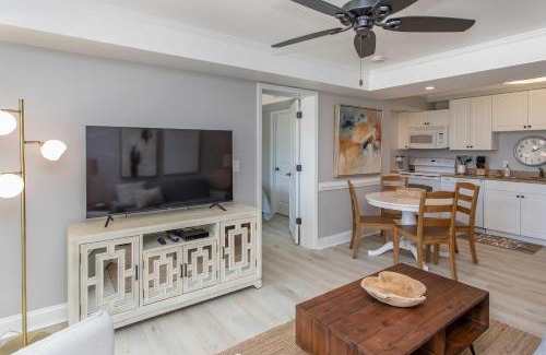 North Litchfield Beach Apartment | Summerhouse Villas Condo Private Resort Beach!