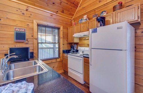 Sevierville Cabin | Summertime Swims & Lake Fun, Fall Cocoa by the Fireplace & Year-Round Hot Tub Dips - Lakeview Pointe