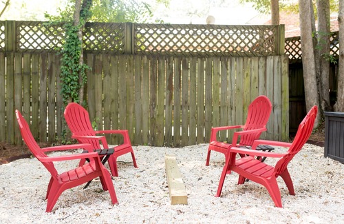 Summerville Historic District Apartment | Summerville’s Tiny Oak Hideaway