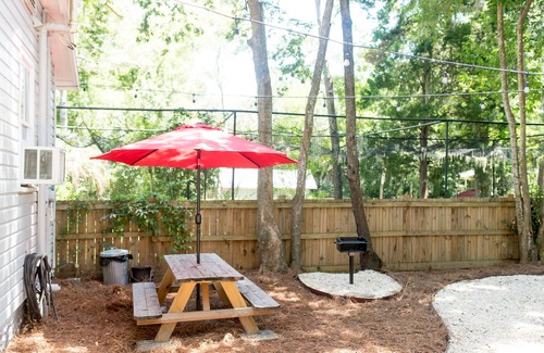 Summerville Historic District Apartment | Summerville’s Tiny Oak Hideaway