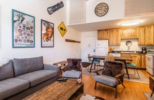 Mammoth Lakes Condo | Summit #257 - Top floor Summit 1 Bedrm 1 Bathrm Condo. Just steps too Little Eagle Lodge. Sleeps 4