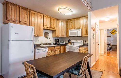 Mammoth Lakes Condo | Summit #257 - Top floor Summit 1 Bedrm 1 Bathrm Condo. Just steps too Little Eagle Lodge. Sleeps 4