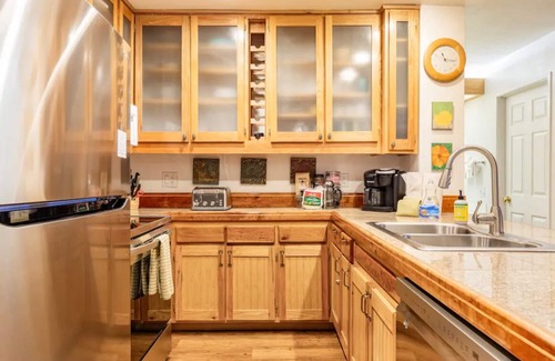 Mammoth Lakes Condo | Summit #33-Cute 1 bedroom across from the slopes-no car needed!