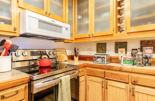 Mammoth Lakes Condo | Summit #33-Cute 1 bedroom across from the slopes-no car needed!