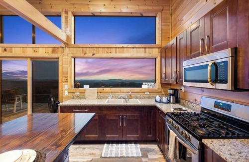 Broken Bow Cabin | Summit Cabin | 180° Lake Views & Off-Grid Escape
