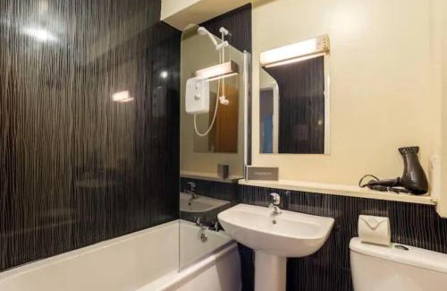 Central Aberdeen Apartment | Summit Central - Quiet 2BR Flat WiFi Parking