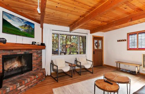 Big Bear Lake Ski Chalet | Summit Happy Cabin with HOT TUB! HIGH SPEED EV HOOKUP, CLOSE TO SLOPES