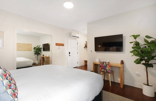 Mount Shasta Hotel | Summit Lofts, Downtown Mt Shasta, King Bed, #203