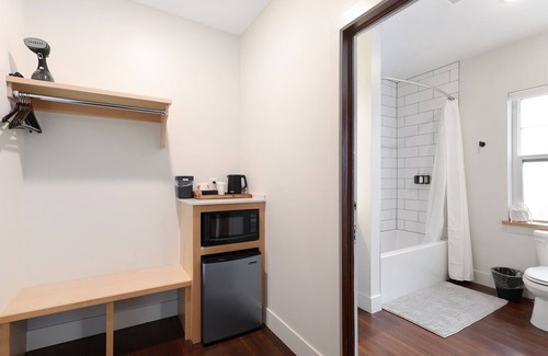 Mount Shasta Hotel | Summit Lofts, Downtown Mt Shasta, King Bed, #203