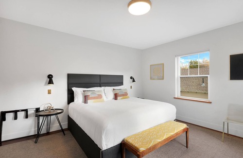 Mount Shasta Hotel | Summit Lofts, View Mt Shasta, King Bed, #204