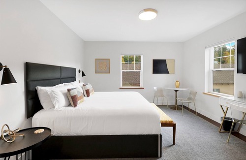 Mount Shasta Hotel | Summit Lofts, View Mt Shasta, King Bed, #204