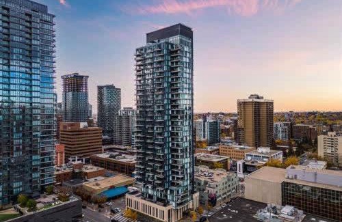 Connaught Apartment | Summit Stay Luxe Skyline Views Pool Parking