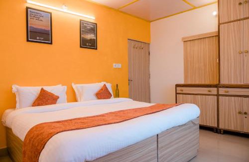 The Mall Road Apartment | SUN 2BHK by Wabi Sabi Stays Steep Uphill walk 5 Mins