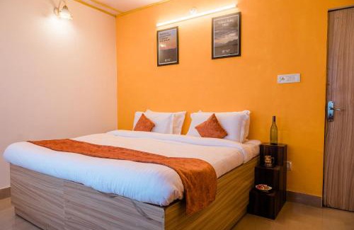 The Mall Road Apartment | SUN 2BHK by Wabi Sabi Stays Steep Uphill walk 5 Mins