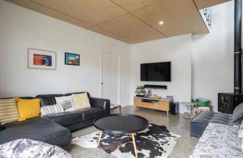 Waikanae House | Sun and Serenity - Waikanae Beach Holiday Home