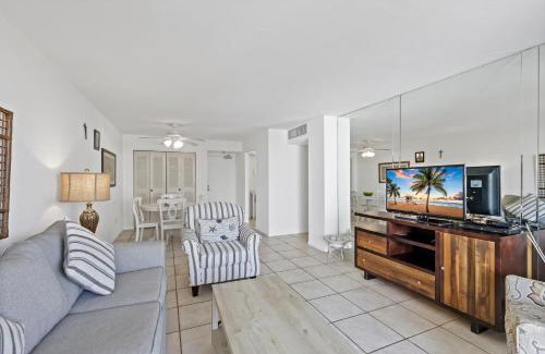 Marco Island House | Sun-bright beachfront condo with pool/tennis courts