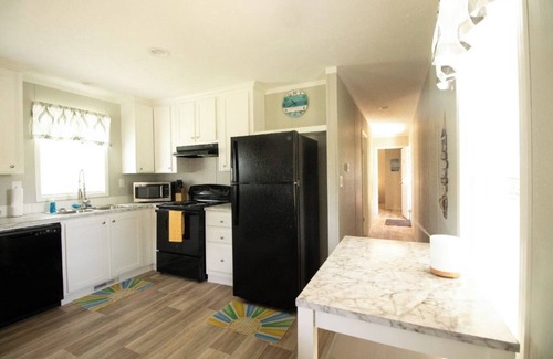 Holly Ridge House | Sun Dog: Surf City/2 Bedroom close to Surf City with Hot Tub