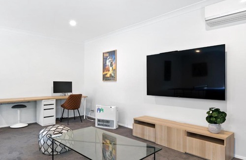 Bateau Bay House | SUN DRENCHED HOME AWAY FROM HOME / BATEAU BAY