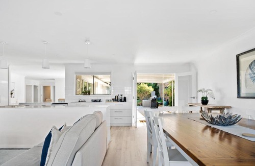 Bateau Bay House | SUN DRENCHED HOME AWAY FROM HOME / BATEAU BAY