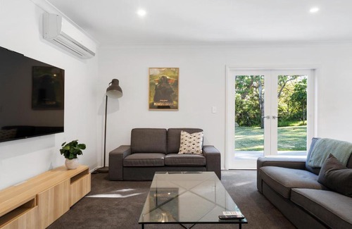 Bateau Bay House | SUN DRENCHED HOME AWAY FROM HOME / BATEAU BAY