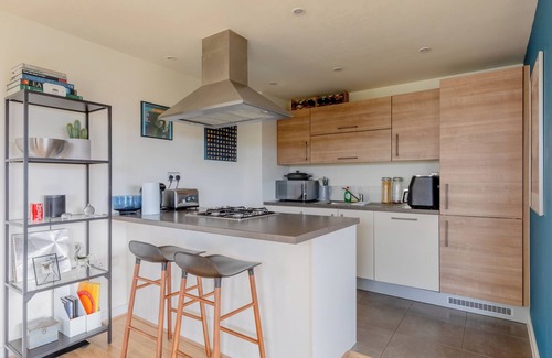 Bromley South Apartment | Sun Filled 2BD Flat With City Views, Mile End