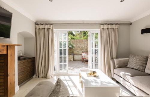 Churchill Apartment | Sun-filled 2BR with Garden Btwn Chelsea and Pimlico