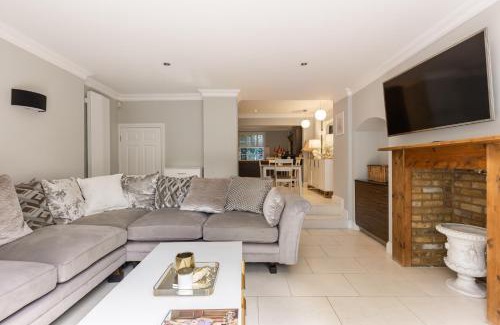 Churchill Apartment | Sun-filled 2BR with Garden Btwn Chelsea and Pimlico