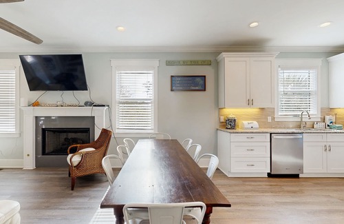 Edisto Island House | Sun-Filled House Close to Beach w/Private Pool, WiFi, Central AC, & Washer/Dryer