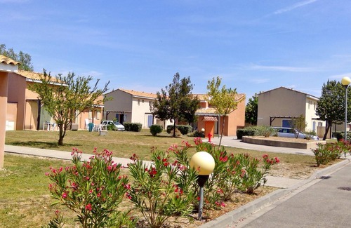 Saint-Saturnin-les-Avignon Apartment | Sun Hols les Rives du Lac by Interhome