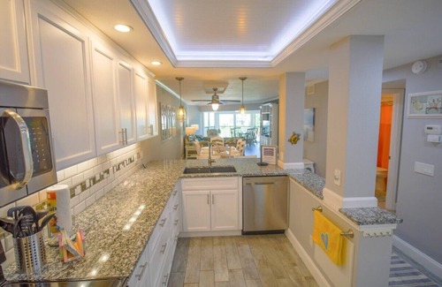 Holmes Beach Condo | Sun Plaza West 105 - Two Bedroom condo, Sleeps 6- on the beach