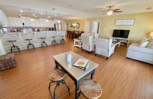 Crystal Beach House | Sun Ray's - 5 Bedroom, fenced yard, close to beach!