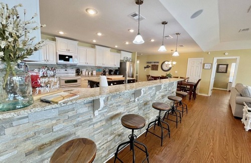 Crystal Beach House | Sun Ray's - 5 Bedroom, fenced yard, close to beach!