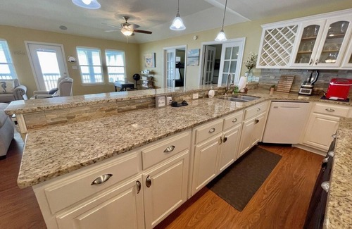 Crystal Beach House | Sun Ray's - 5 Bedroom, fenced yard, close to beach!