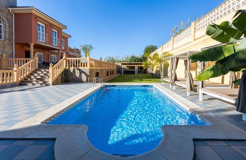 Velez-Malaga Villa | Sun, Relax, Climatized Pool & Steps to the Beach by Mellow