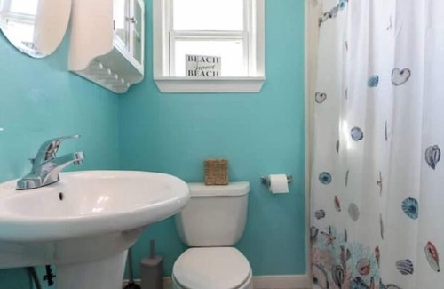 Jamaica Beach House | Sun & Sand awaits! 3/1.5 house, Sleeps 9!