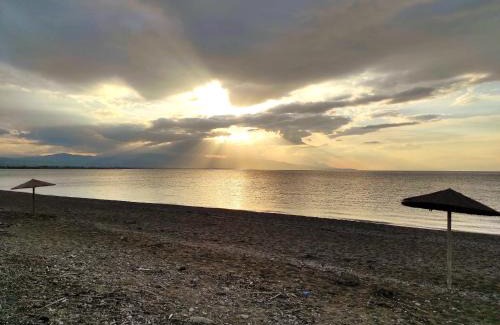 Korinthos House | Sun, Sea, and Sand-Only 20 Footsteps to the Beach