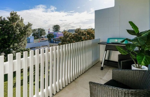 Mission Bay Apartment | Sun Soaked 1 BD | Full Kitchen w/Sea View