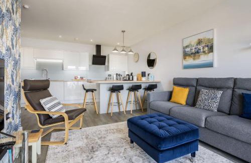 Hamworthy Apartment | Sun-Soaked