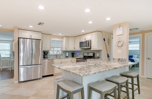 Hudson Beach Estates House | Sun-Soaked Hudson Retreat on Canal: Pets Welcome!