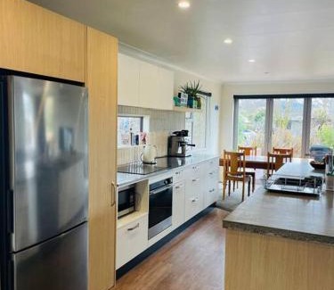 Albert Town House | Sun Soaked Mountain Escape
