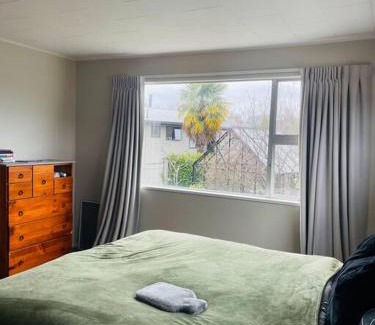 Albert Town House | Sun Soaked Mountain Escape