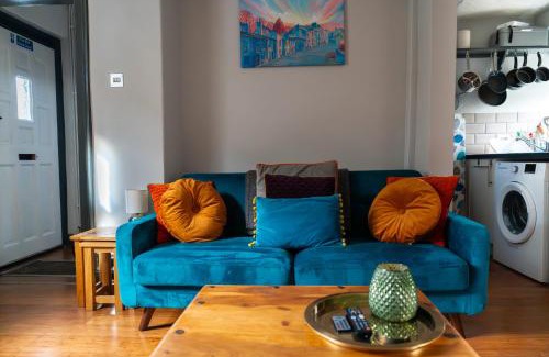 Haworth House | Sun Street Cottage - with log burner, jet bath and Summerhouse