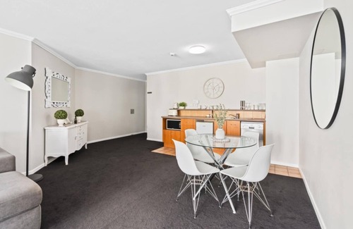 Surfers Paradise Apartment | Sun, Surf, Pool – Walk to All