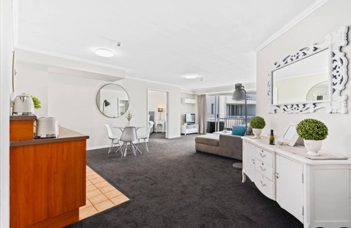 Surfers Paradise Apartment | Sun, Surf, Pool – Walk to All